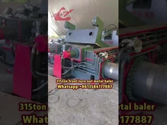 315 टन फ्रंट टर्न आउट हाइड्रोलिक स्क्रैप मेटल कॉम्पैक्टर बैलेर ग्राहक के स्क्रैप रीसाइक्लिंग यार्ड में